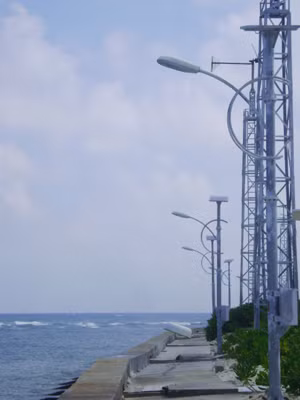 Cột điện năng lượng mặt trời ở Trường Sa Lớn. Ảnh: Lan Anh