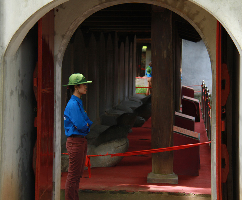 ...cùng với đó, những hàng dây vải màu đỏ cũng được căng ra với mục đích tác động đến ý thức của du khách tham quan, đặc biệt là các sỹ tử. Ảnh: Trường Phong