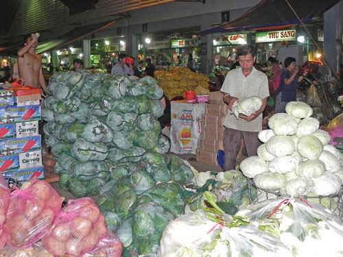 Giá hàng hóa tăng sẽ khiến đời sống người dân thêm khó khăn. Ảnh: Hoàng Việt