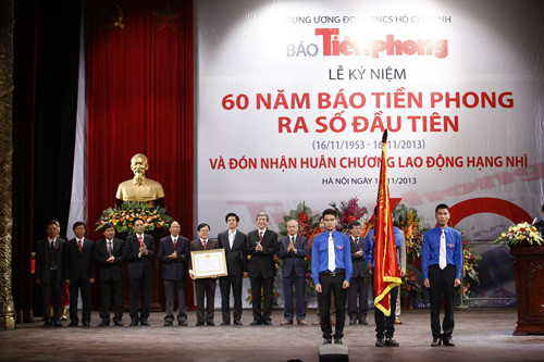 Đồng chí Đinh Thế Huy chụp ảnh cùng tập thể Ban biên tập và các đồng chí nguyên là lãnh đạo, cán bộ báo Tiền Phong