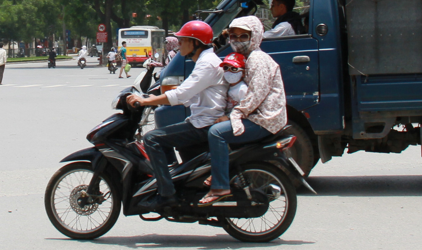 Trẻ em được trang bị kín từ đầu đến chân khi ra đường. Ảnh: Trường Phong