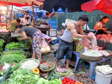 Chợ đã ế nay càng thêm ế do người dân thắt chặt chi tiêu. ảnh B.H