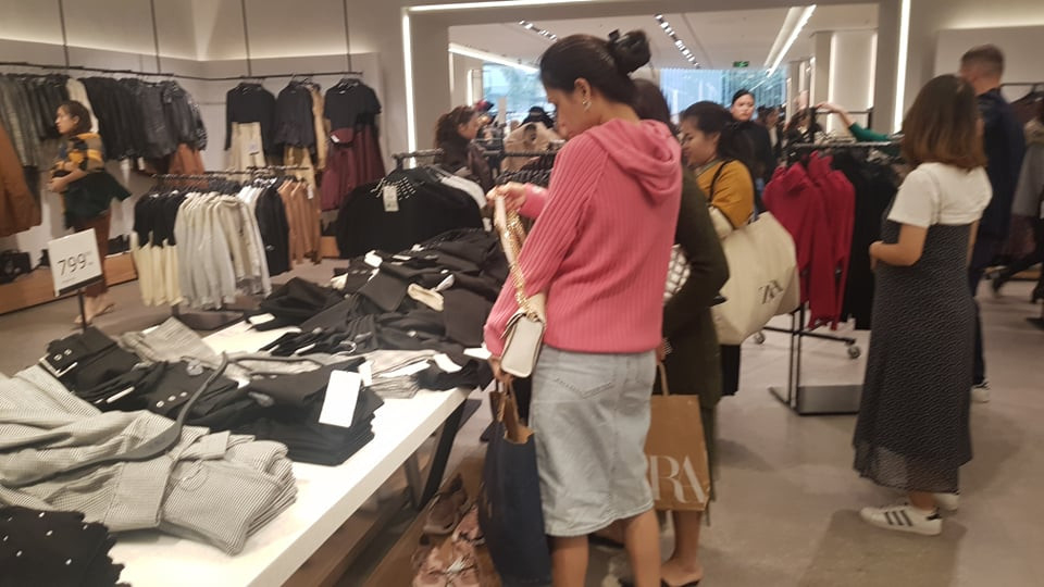 Black Friday muôn kiểu ưu đãi, tấp nập khách mua sắm xuyên trưa ảnh 1