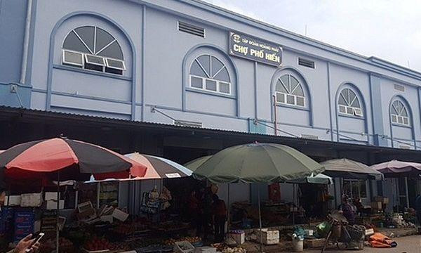 Tại dự án đầu tư xây dựng chợ Phố Hiến (TP Hưng Yên), Cty TNHH đầu tư phát triển Hoàng Phát xây dựng 31 kiot không phù hợp với quy hoạch, xây dựng 18 kiot dọc cổng chợ chính chưa được cấp phép xây dựng. Tại dự án đầu tư xây dựng chợ Phố Hiến (TP Hưng Yên), Cty TNHH đầu tư phát triển Hoàng Phát xây dựng 31 kiot không phù hợp với quy hoạch, xây dựng 18 kiot dọc cổng chợ chính chưa được cấp phép xây dựng.