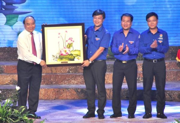 Vinh danh các ca khúc 'Hát về những đoá hoa bất tử' ảnh 2