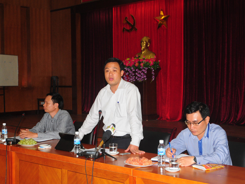 Ông Ngô Minh Tuấn (giữa) – Giám đốc Công ty cổ phần Đầu tư Bất động sản Hà Nội trả lời báo chí chiều 20-9