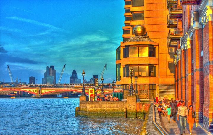 London đẹp như một bức tranh Tháp London qua mọi góc nhìn Dòng sông Thames yên bình London Eye - một trong những biểu tượng của London Big Ben trứ danh Cây cầu Golden Jubilee. Từ đây có thể dễ dàng thấy đc cả 2 biểu tượng của London là London Eye và Big Ben. Cây cầu Southpark lung linh trong ánh điện Cây cầu Westminster nổi tiếng Chiều tàn cuối đông Richmond Một góc nhỏ của Portobello London ấm áp sắc xuân với màu hồng tươi của hoa đào nở Sự bình yên bao trùm lên London khi màn đêm buông xuống Bắt gặp người nghệ sĩ đang say sưa với những giai điệu nhạc vào một chiều cuối đông.