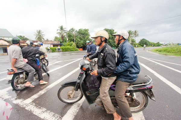 Trên đường về quê trưa 28-9, nghe tin đội săn kỳ nam Đà Nẵng chặn đánh ở ngã ba Đồng Lác (TP Cam Ranh), đội săn kỳ nam quê Vạn Ninh phải rút chạy theo đường tắt tới địa phận huyện Cam Lâm