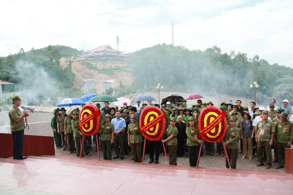 Vòng hoa tưởng nhớ những TNXP đã ngã xuống vì độc lập tự do của dân tộc. Ảnh: Trường Phong
