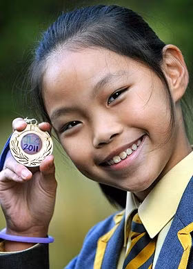 Cô bé Sonia nói được mười thứ tiếng