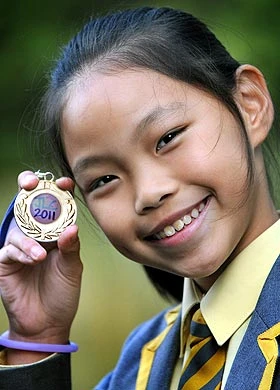 Cô bé Sonia nói được mười thứ tiếng