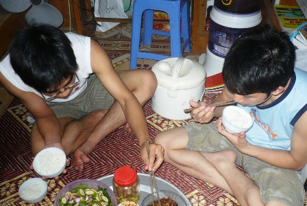 Giá thực phẩm tăng, bữa ăn sinh viên xa nhà lại teo tóp hơn