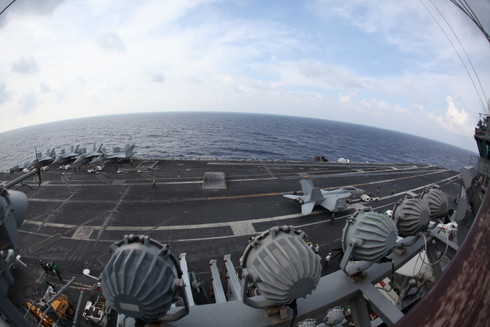 Được xem là một thành phố độc lập, USS George Washington (mã hiệu CVN-73) với lực đẩy là hai lò phản ứng hạt nhân, có thể chạy 800 km mỗi ngày. Hàng không mẫu hạm này hiện mang theo gần 70 chiếc máy bay và được mệnh danh là 