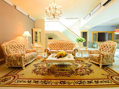 Phòng khách sang trọng theo phong cách châu Âu của ngôi nhà chung