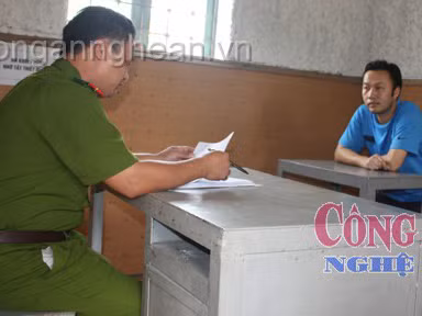 Cảnh sát điều tra lấy lời khai một cán bộ ngân hàng “dính chàm”