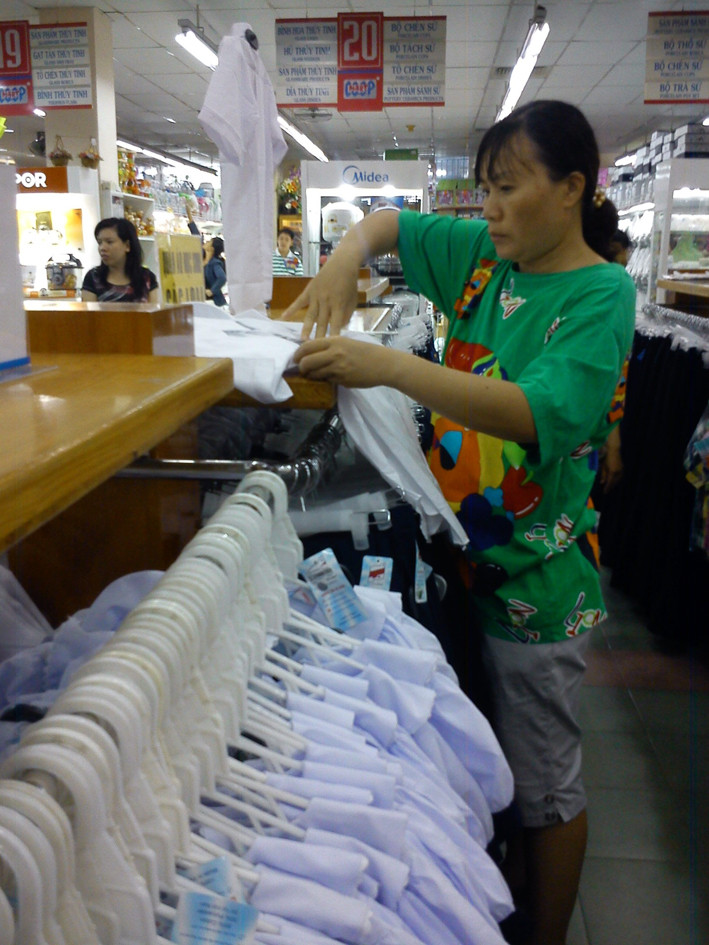 Giá đồng phục học sinh tăng 20-30% Ảnh: V.K