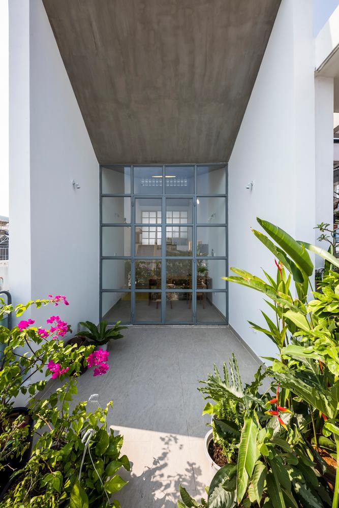 Ngôi nhà hầu hết sử dụng cửa kính để tạo điều kiện lấy sáng tự nhiên tốt nhất. Ngôi nhà hầu hết sử dụng cửa kính để tạo điều kiện lấy sáng tự nhiên tốt nhất.