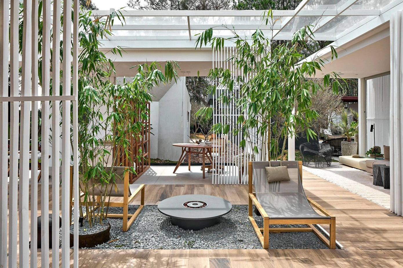 Khung nhà sử dụng vật liệu khối đúc sẵn nên khi thi công chỉ cần lắp ráp lại giúp giảm tác động đến môi trường, rút ngắn thời gian thi công và giảm chi phí xây dựng. Ở phần sân lộ thiên, KTS bố trí làm nơi trồng cây xanh, đặt bàn ghế để các thành viên trong nhà ngồi nghỉ ngơi, thư giãn. Khung nhà sử dụng vật liệu khối đúc sẵn nên khi thi công chỉ cần lắp ráp lại giúp giảm tác động đến môi trường, rút ngắn thời gian thi công và giảm chi phí xây dựng. Ở phần sân lộ thiên, KTS bố trí làm nơi trồng cây xanh, đặt bàn ghế để các thành viên trong nhà ngồi nghỉ ngơi, thư giãn.