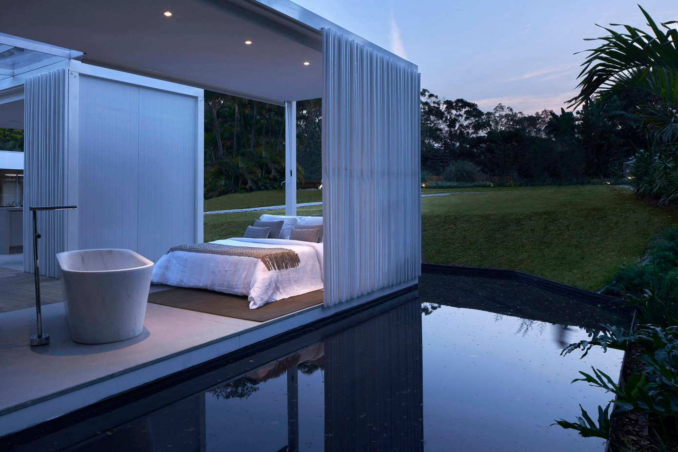 Để hạn chế việc ánh nắng chiếu trực tiếp vào phòng ngủ, KTS lắp đặt hệ thống lưới che kim loại ở một mặt của phòng ngủ. Để hạn chế việc ánh nắng chiếu trực tiếp vào phòng ngủ, KTS lắp đặt hệ thống lưới che kim loại ở một mặt của phòng ngủ.