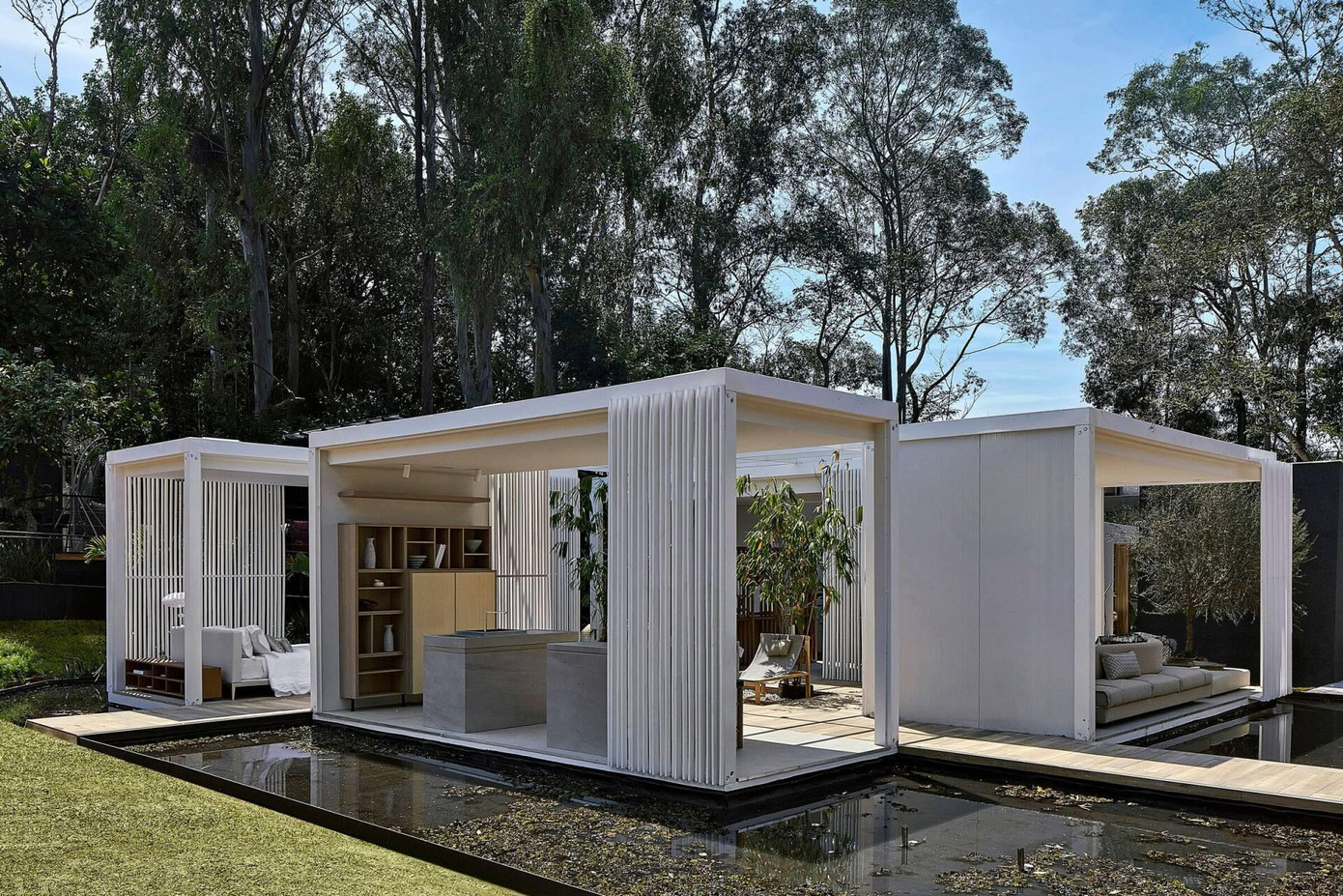 Mong muốn có ngôi nhà vừa gần gũi với thiên nhiên vừa có sự độc, lạ nên một gia chủ người Brazil đã nhờ các kiến trúc sư (KTS) hiện thực hóa ước muốn giúp mình. Dựa trên mong muốn của gia chủ, KTS đã sử dụng 4 module thiết kế theo dạng hình hộp rỗng, toàn bộ mặt ngoài được sơn trắng để thực hiện công trình. Mong muốn có ngôi nhà vừa gần gũi với thiên nhiên vừa có sự độc, lạ nên một gia chủ người Brazil đã nhờ các kiến trúc sư (KTS) hiện thực hóa ước muốn giúp mình. Dựa trên mong muốn của gia chủ, KTS đã sử dụng 4 module thiết kế theo dạng hình hộp rỗng, toàn bộ mặt ngoài được sơn trắng để thực hiện công trình.