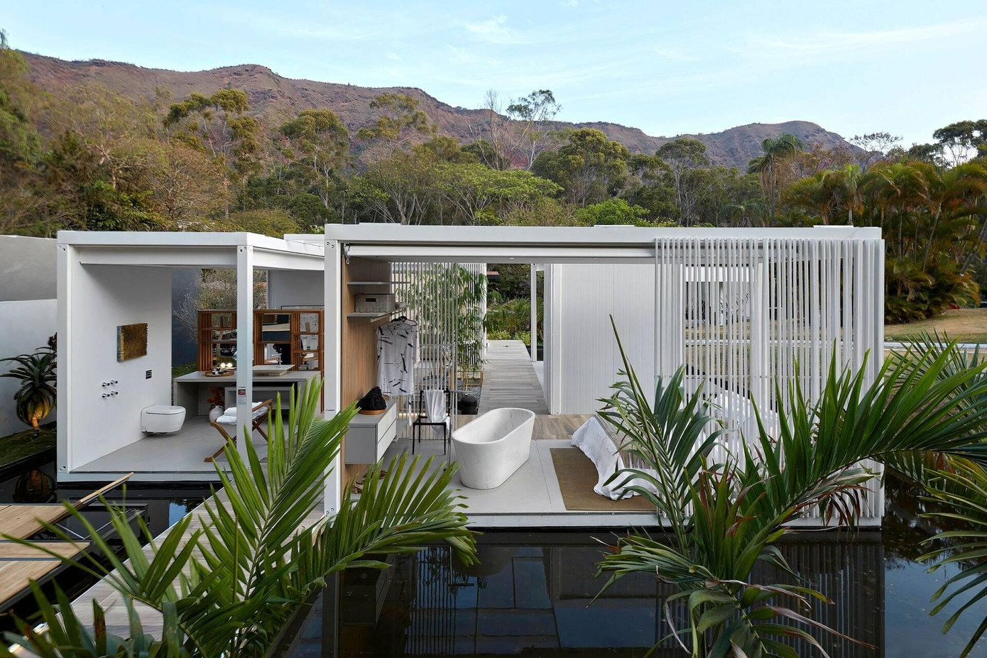 Đặc biệt, phòng ngủ được mở ở cả ba phía mang đến cho người ở cảm giác như đang hòa mình vào thiên nhiên. Đặc biệt, phòng ngủ được mở ở cả ba phía mang đến cho người ở cảm giác như đang hòa mình vào thiên nhiên.