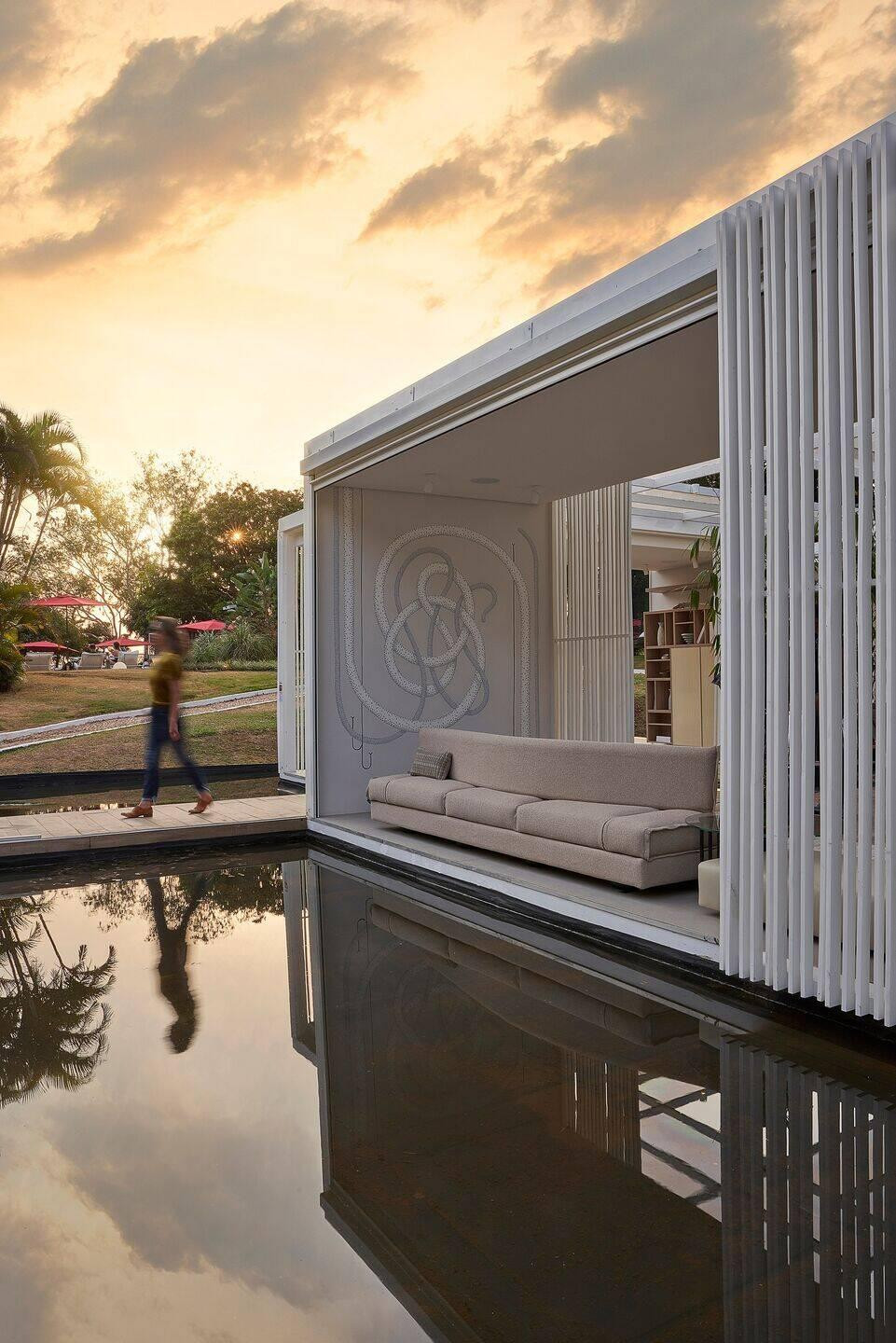 Ghế sofa và bàn uống nước ở phòng khách đặt theo hướng ra phía ngoài để gia chủ và khách đến chơi vừa nói chuyện, vừa thư giãn ngắm nhìn khung cảnh thiên nhiên xung quanh nhà. Ghế sofa và bàn uống nước ở phòng khách đặt theo hướng ra phía ngoài để gia chủ và khách đến chơi vừa nói chuyện, vừa thư giãn ngắm nhìn khung cảnh thiên nhiên xung quanh nhà.