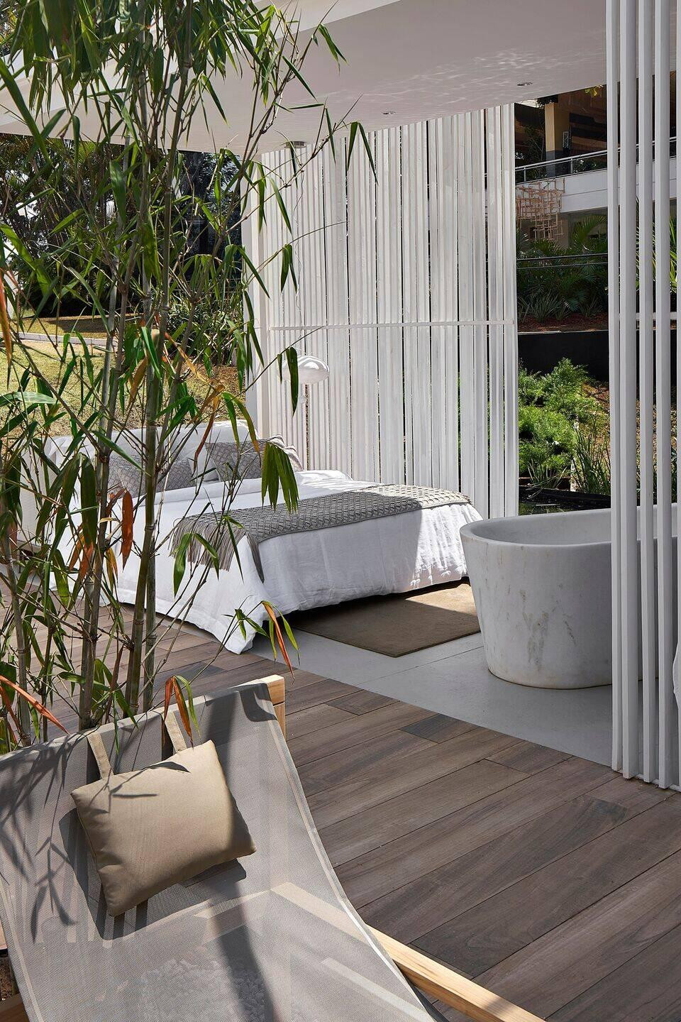 Bồn ngâm bằng đá cẩm thạch giữ cho nước được làm nóng trong vòng 5 giờ mà không cần đến hệ thống sưởi bằng điện. Bồn ngâm bằng đá cẩm thạch giữ cho nước được làm nóng trong vòng 5 giờ mà không cần đến hệ thống sưởi bằng điện.