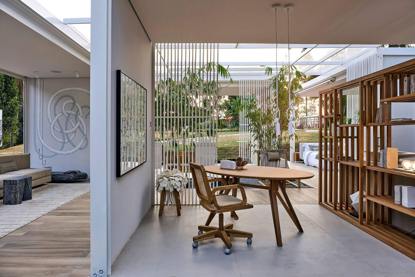 Phòng vệ sinh và phòng làm việc nằm trong khối nhà cuối cùng, được ngăn cách nhau bằng kệ để đồ. Phòng vệ sinh và phòng làm việc nằm trong khối nhà cuối cùng, được ngăn cách nhau bằng kệ để đồ.