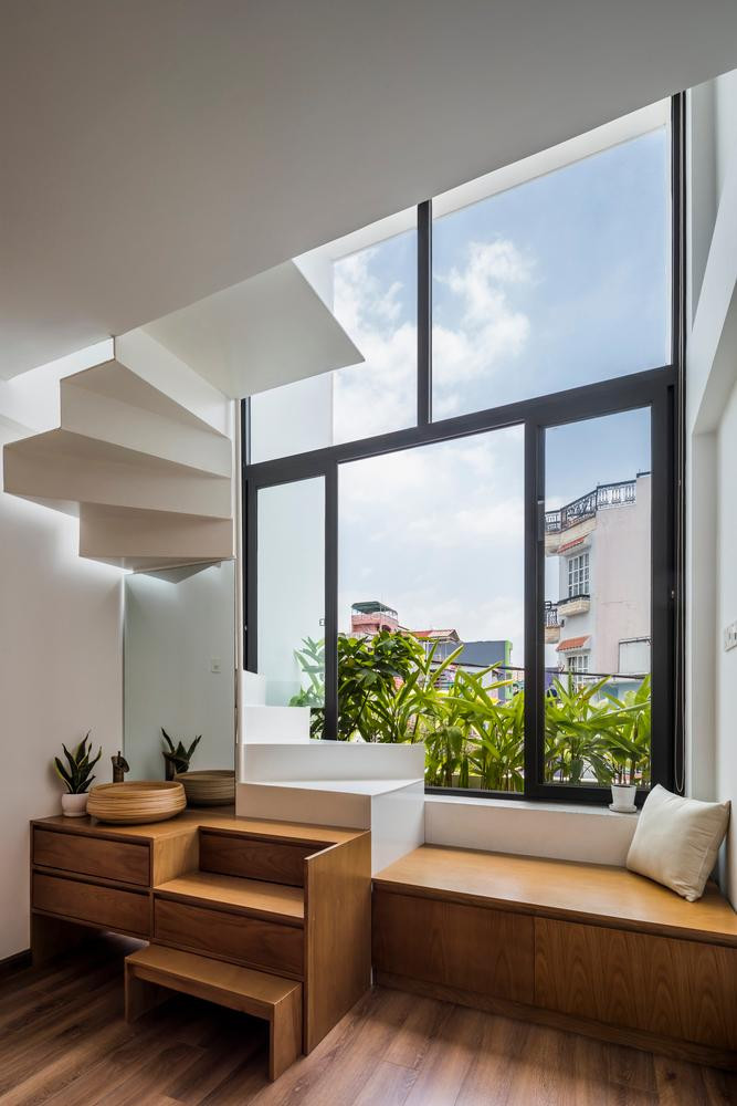 Phòng ngủ lớn được bố trí thành một khối 2 tầng thông nhau nằm phía trước và trên phòng khách, chênh cốt với khối phòng ngủ của các con. Phòng ngủ lớn được bố trí thành một khối 2 tầng thông nhau nằm phía trước và trên phòng khách, chênh cốt với khối phòng ngủ của các con.