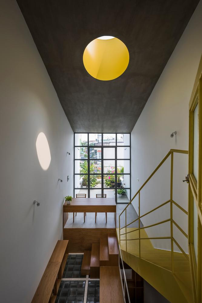 Theo KTS, thiết kế lệch tầng như thế này là một trong những giải pháp tối ưu đối với ngôi nhà ống có diện tích hẹp. Theo KTS, thiết kế lệch tầng như thế này là một trong những giải pháp tối ưu đối với ngôi nhà ống có diện tích hẹp.