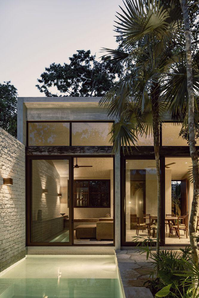 Tất cả các cửa chính trong nhà đều được làm bằng kính trong suốt quay mặt về bể bơi để hứng được nhiều ánh sáng nhất cũng như tiết kiệm điện năng cho gia chủ. Tất cả các cửa chính trong nhà đều được làm bằng kính trong suốt quay mặt về bể bơi để hứng được nhiều ánh sáng nhất cũng như tiết kiệm điện năng cho gia chủ.