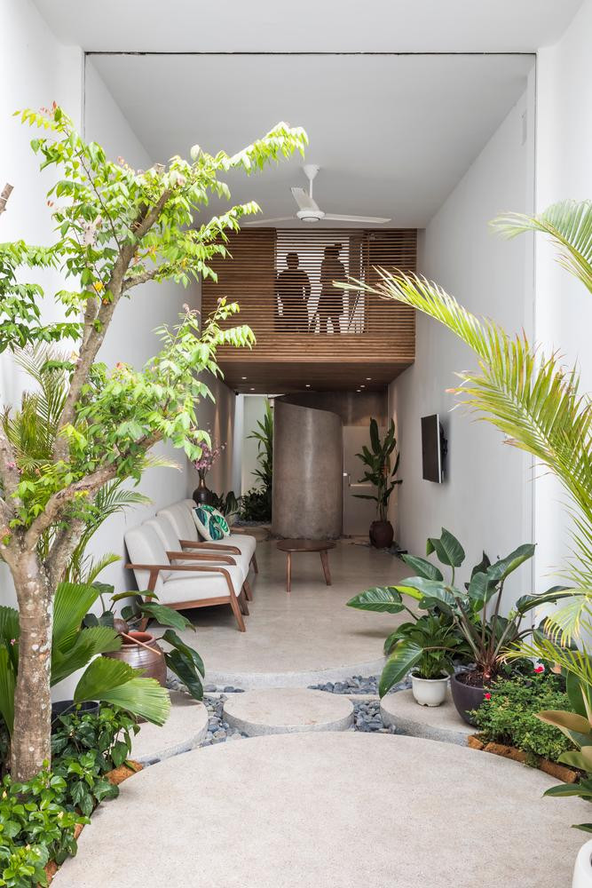 Phòng khách mát mẻ với khoảng sân trước trồng nhiều loại cây xanh. Phòng khách mát mẻ với khoảng sân trước trồng nhiều loại cây xanh.