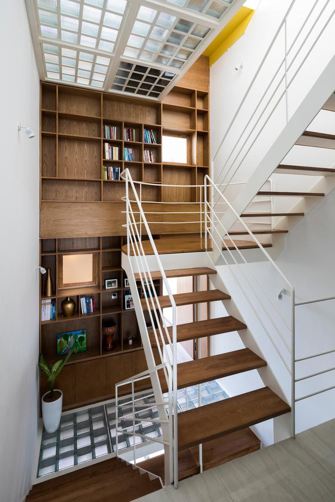 Góc thư giãn ở tầng lệch tiếp theo, từ đây có thể đi lên phòng ngủ chính bằng cầu thang sắt. Góc thư giãn ở tầng lệch tiếp theo, từ đây có thể đi lên phòng ngủ chính bằng cầu thang sắt.