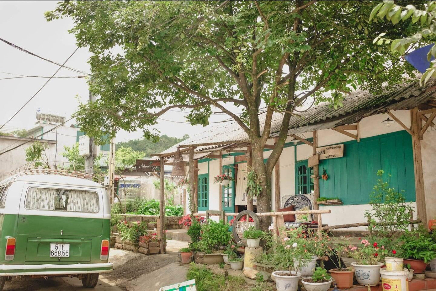 Ngôi nhà cấp 4 này vốn là tiệm sửa xe và cắt tóc của cặp vợ chồng lớn tuổi, được chuyển giao cho cô gái trẻ rời thành phố lên Sapa (Lào Cai) sinh sống. Gia chủ mới quyết định cải tạo toàn bộ công trình cũ bằng cách giữ lại phần khung và kết hợp sử dụng vật liệu vừa hiện đại, vừa truyền thống để tạo sự hài hòa với cảnh quan.