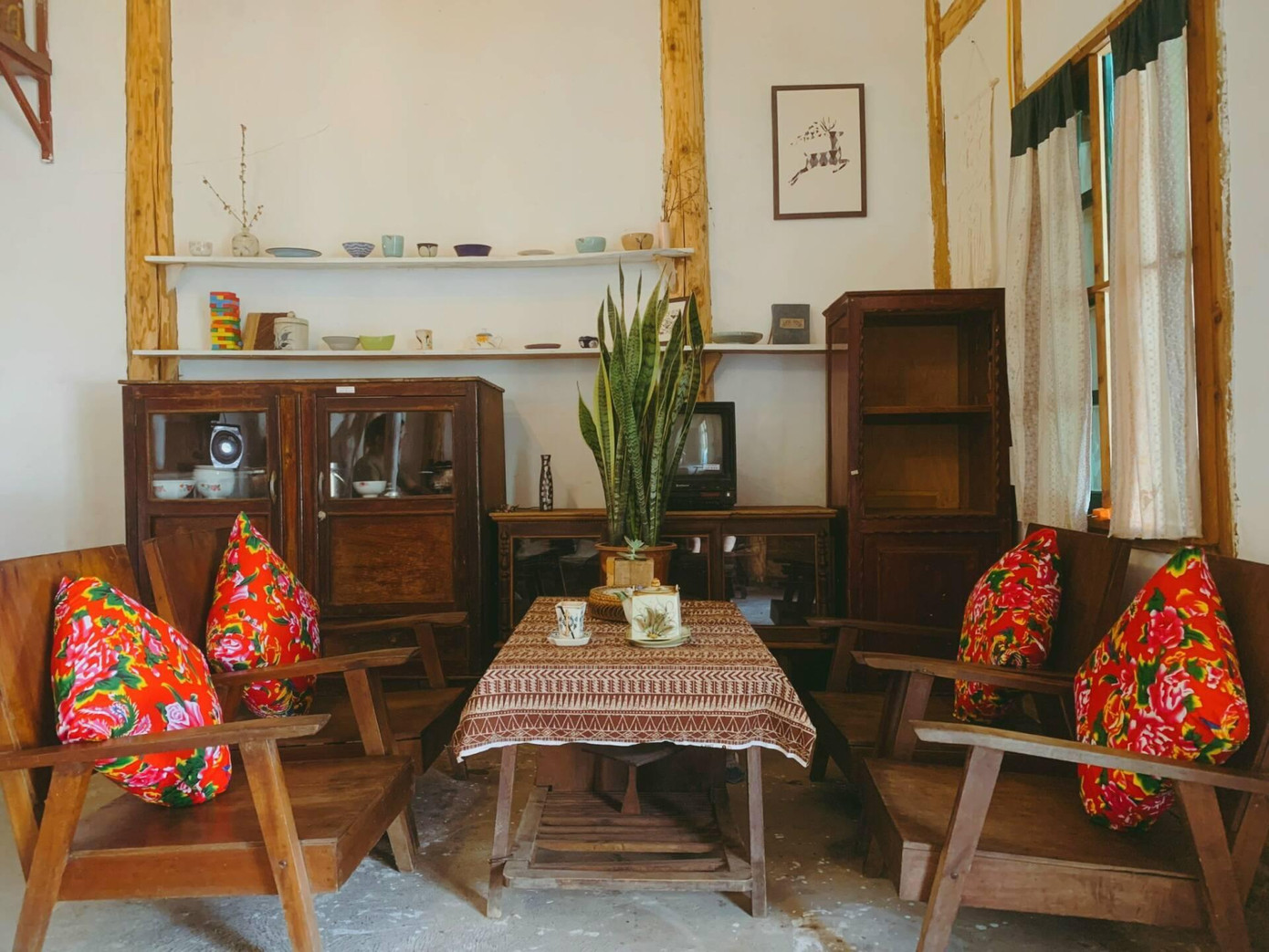 Toàn bộ nội thất trong nhà hầu hết đều làm bằng gỗ để tạo cảm giác mộc mạc, xưa cũ nhưng không mất đi sự ấm áp, thoải mái.