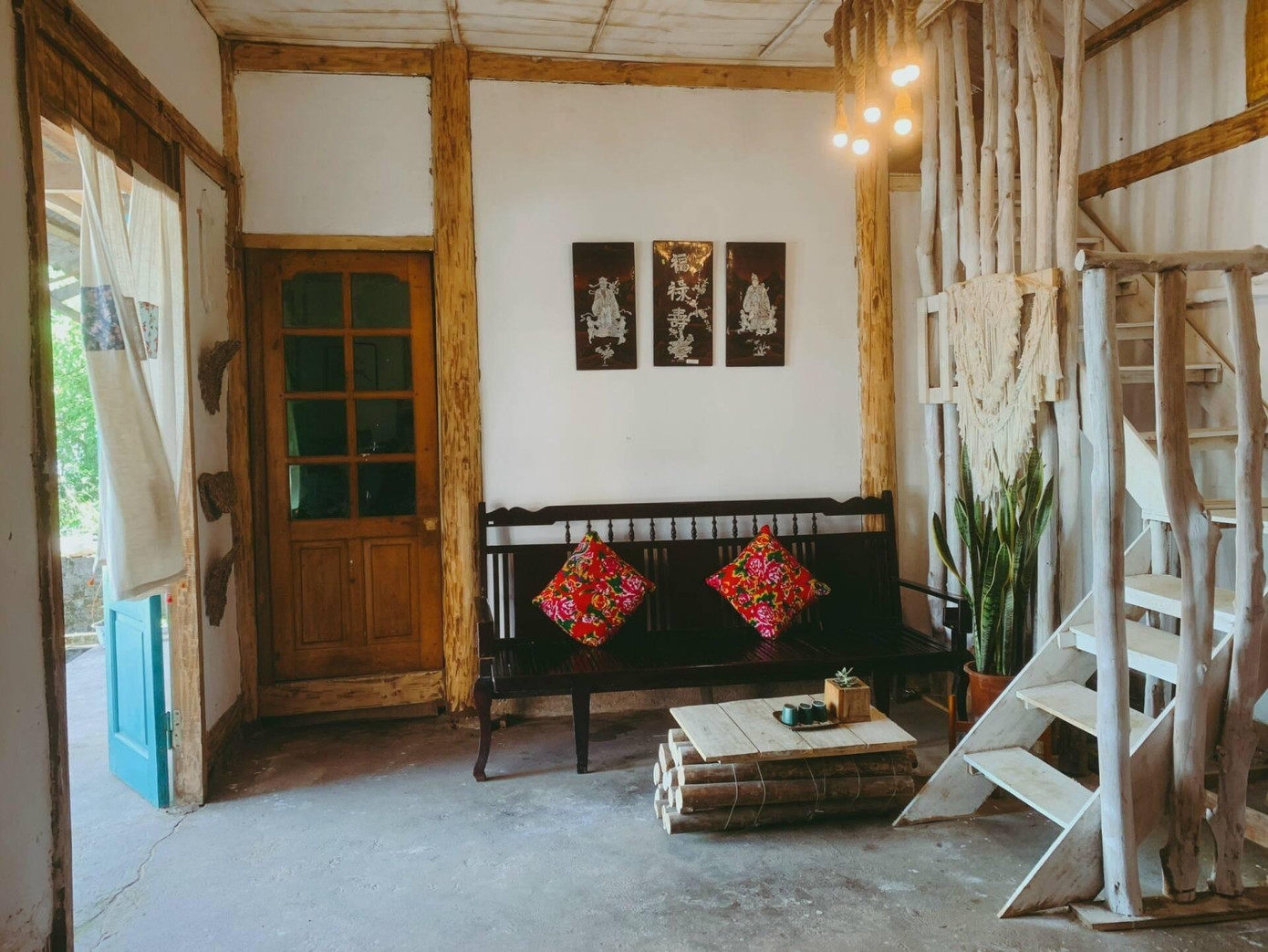 Để tăng diện tích sử dụng, gia chủ còn bố trí thêm một gác xép bằng gỗ.