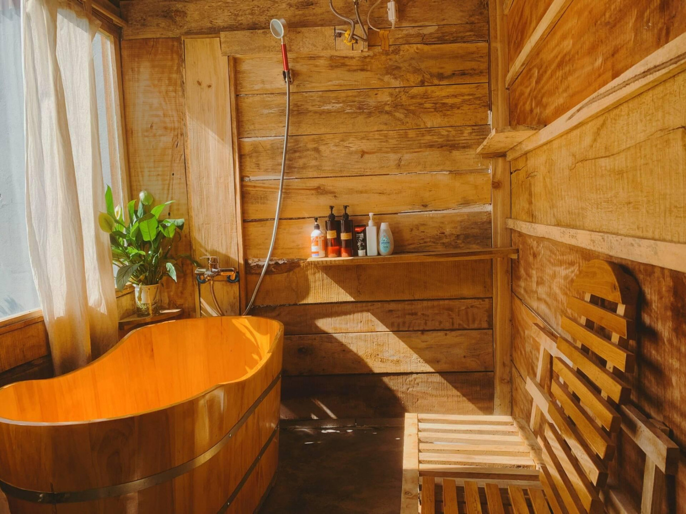 Phòng tắm có bồn tắm gỗ đầy đủ tiện nghi tạo cảm giác giống như ở spa nghỉ dưỡng cho người dùng.