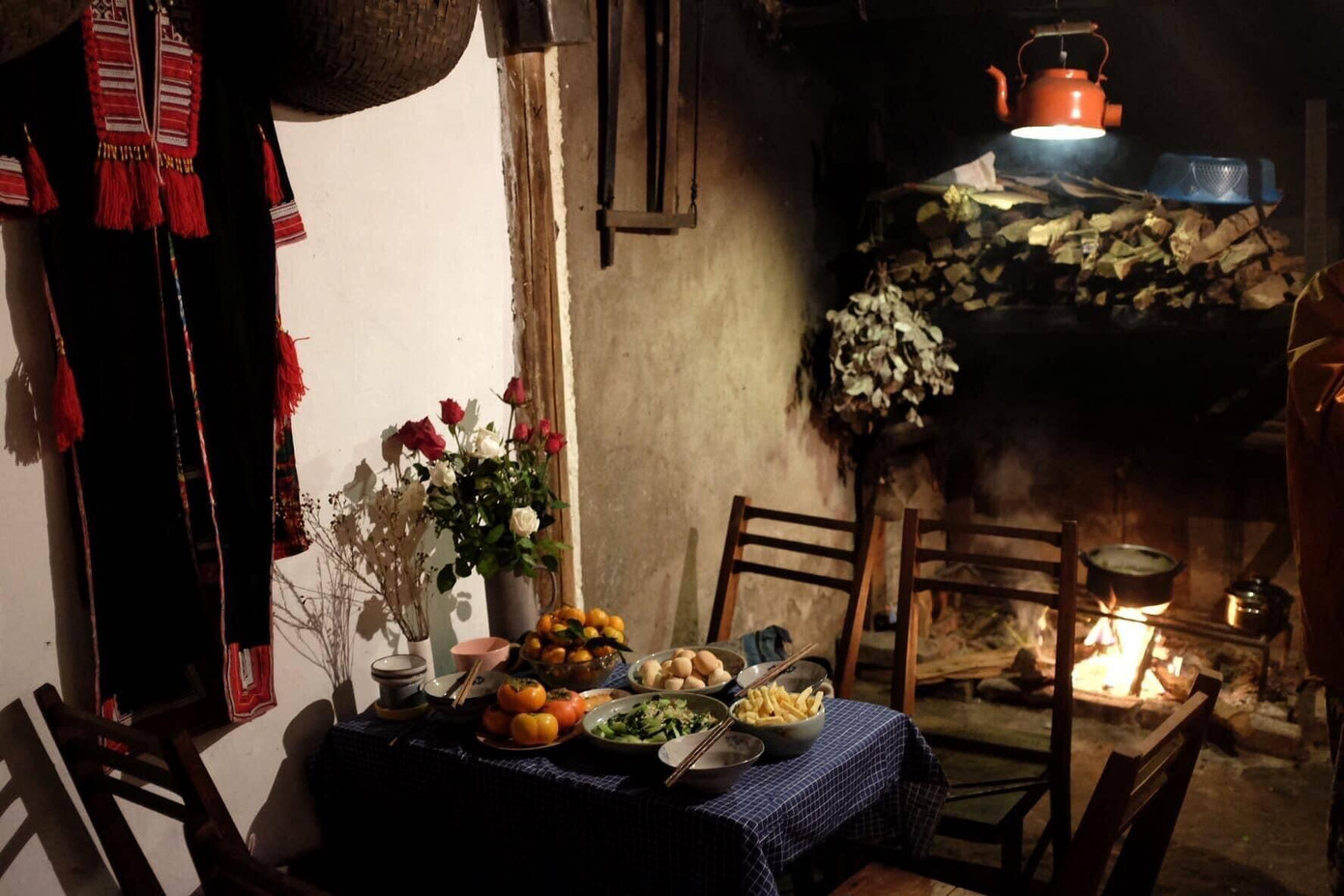 Khu vực bếp và khu ăn uống chiếm diện tích nhỏ trong nhà cũng được trang trí theo phong cách xưa cũ với bếp than củi.