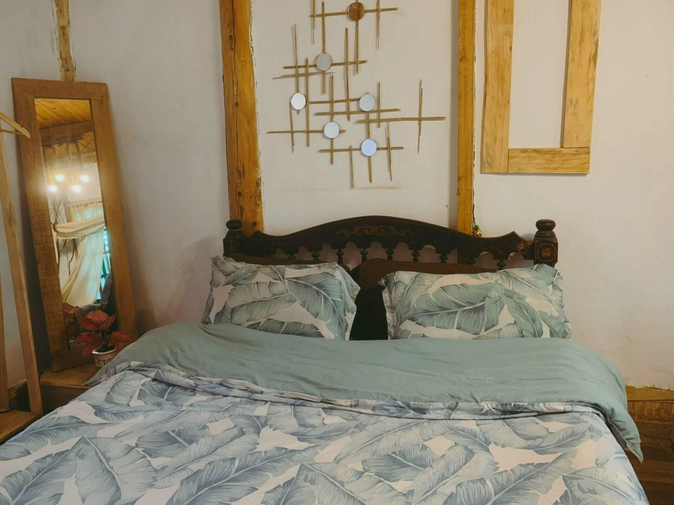 Phần tường sơn màu trắng giúp phòng ngủ trông rộng rãi hơn.