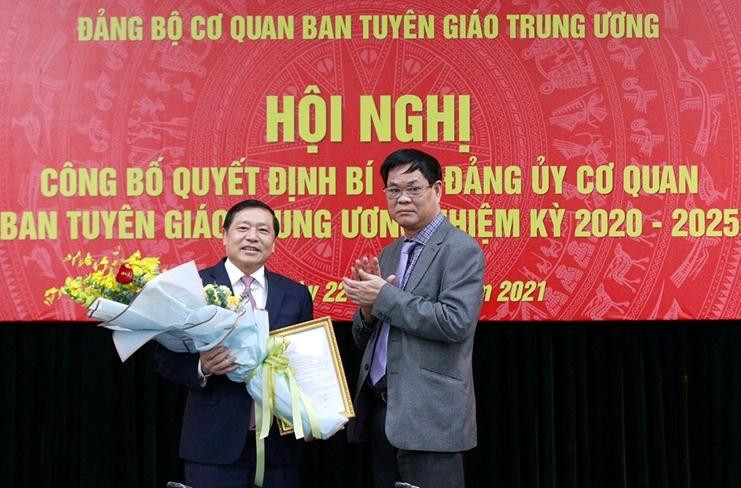 Đồng chí Huỳnh Tấn Việt trao quyết định chỉ định đồng chí Lại Xuân Môn giữ chức Bí thư Đảng ủy Cơ quan Ban Tuyên giáo Trung ương.