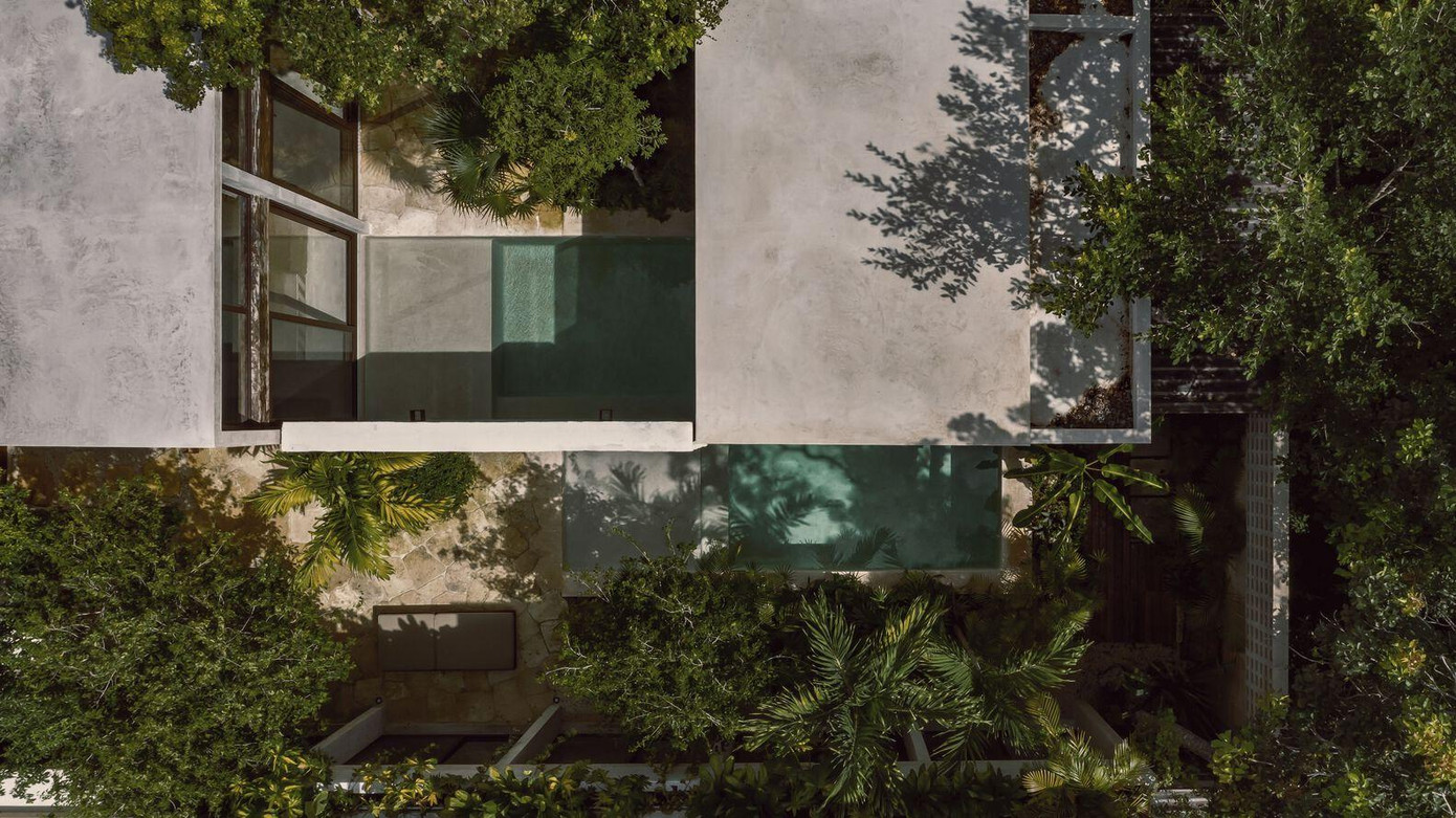 Bể bơi và khu vườn giữa nhà có tác dụng như chiếc điều hòa không khí giúp không gian luôn mát mẻ và tràn đầy sinh khí. Bể bơi và khu vườn giữa nhà có tác dụng như chiếc điều hòa không khí giúp không gian luôn mát mẻ và tràn đầy sinh khí.