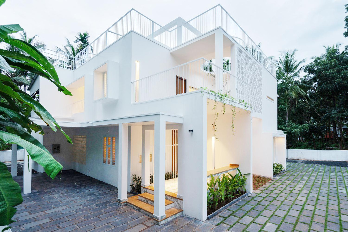 Đây là tổ ấm mang tên “Nhà Trắng” của một gia đình làm bác sĩ tọa lạc trong thung lũng và được bao quanh bởi địa hình đồi núi hiểm trở. Ngôi nhà lấy tên từ cảm nhận trực quan đầu tiên mà người ta có thể nghĩ về nó cũng như gợi ý về việc thu nhận nhiều ánh sáng vào tất cả các không gian.