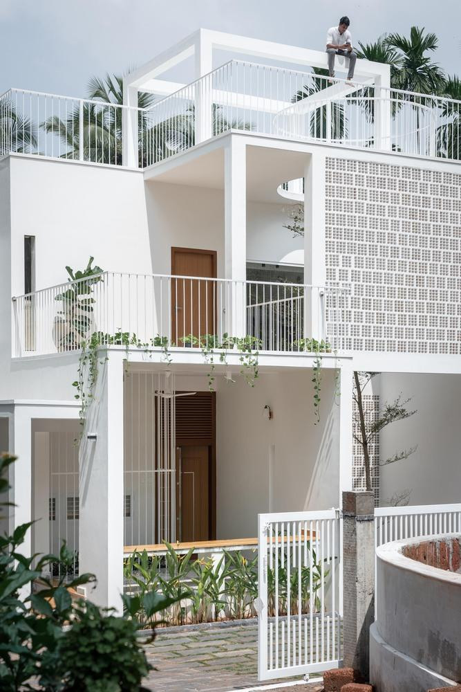 Ngôi nhà được bao bọc một cách tinh tế bởi bức tường gạch thông gió trắng, mô phỏng một môi trường nhẹ nhàng, êm dịu và tích cực.