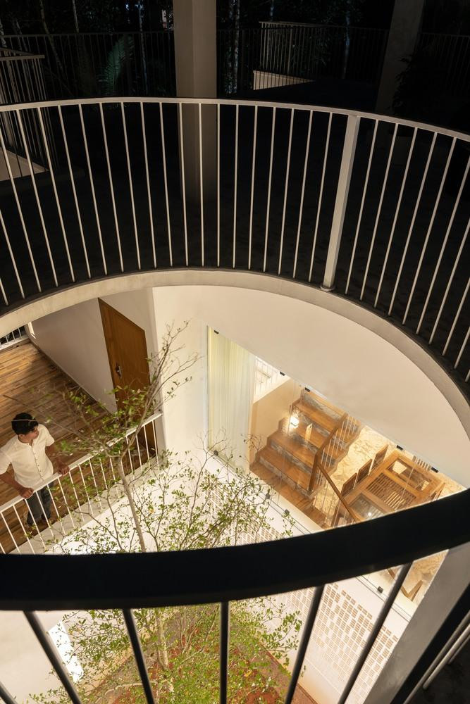 Đồng thời, việc bố trí các phòng bao quanh khoảng thông tầng dưới giếng trời "khủng" giúp tạo ra một hệ thống chân không và áp suất tự nhiên, tạo ra cơ chế thông gió chéo tập trung giúp ngôi nhà luôn mát mẻ.