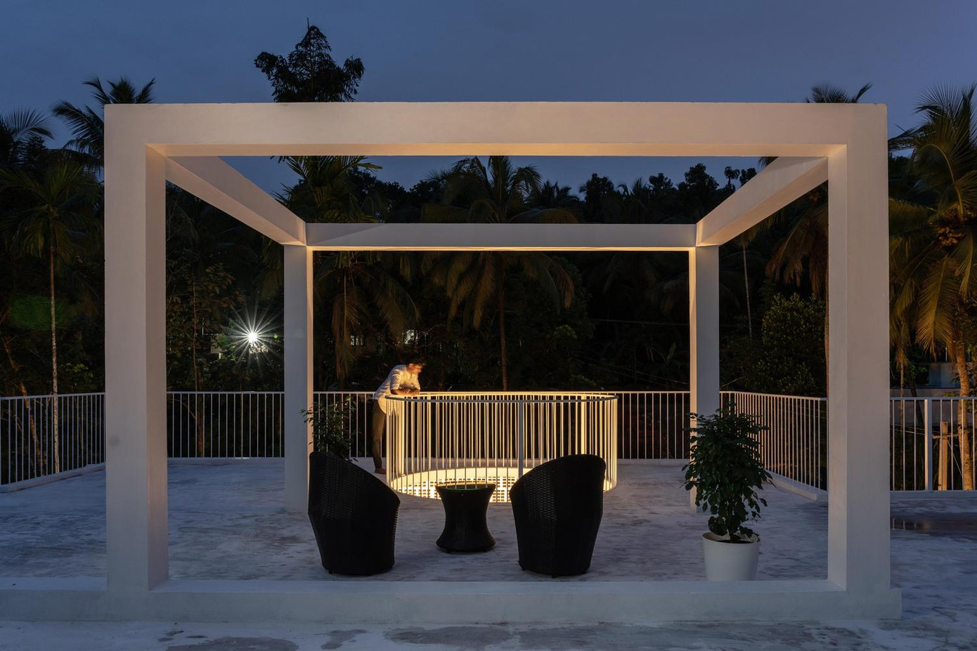 Ngôi nhà này được xem như một nơi nghỉ dưỡng để thư giãn và nạp năng lượng sau những ngày dài vất vả, để “chữa lành” tâm hồn của các thành viên trong gia đình.