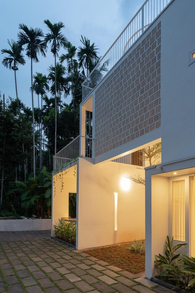 Do đó kiến trúc sư đặt tất cả các không gian như phòng khách, văn phòng và thư viện ở phía Nam, bên dưới giếng trời luôn tràn ngập ánh sáng mặt trời vào ban ngày để giảm thiểu việc sử dụng các nguồn ánh sáng nhân tạo.