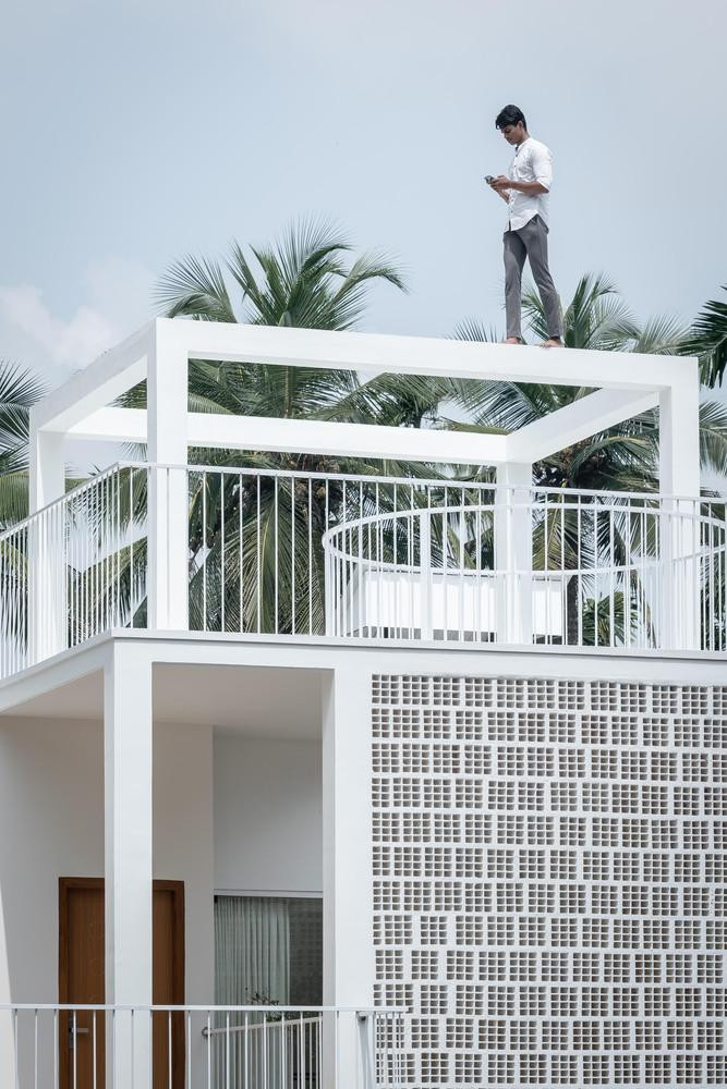 Ngôi nhà nằm dọc theo hướng Bắc - Nam, bên cạnh đó kiến trúc sư cũng lưu ý đến các điều kiện tự nhiên của khu vực như hướng gió và đường đi của mặt trời.