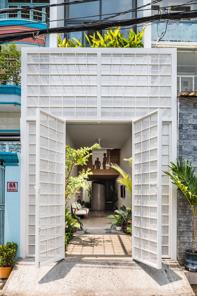 Trong đó phòng bếp và khu vực ăn uống nằm gọn ở tầng lửng để phòng khách tại tầng trệt có thể mở rộng không gian một cách tối đa nhất. Trong đó phòng bếp và khu vực ăn uống nằm gọn ở tầng lửng để phòng khách tại tầng trệt có thể mở rộng không gian một cách tối đa nhất.