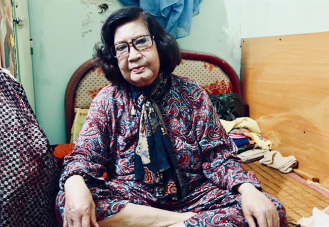 NSƯT Diệu Hiền trong gian phòng nhỏ nơi bà sinh hoạt trong Viện dưỡng lão nghệ sĩ.