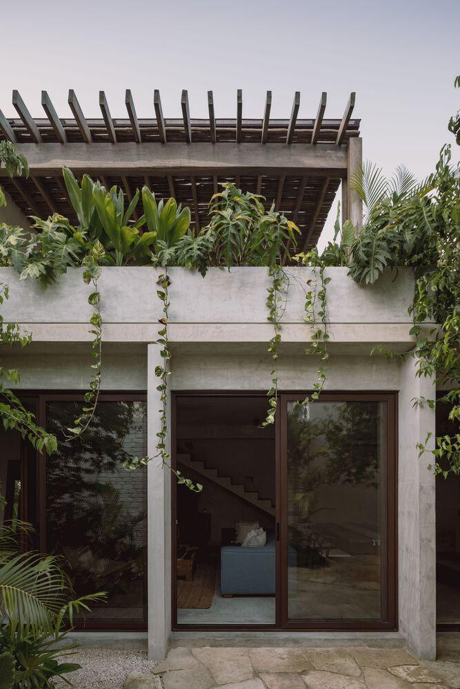 Để tiết kiệm chi phí, kiến trúc sư xây dựng công trình theo dạng nhà 1 tầng 1 tum với trần cao để đem lại cảm giác rộng rãi. Để tiết kiệm chi phí, kiến trúc sư xây dựng công trình theo dạng nhà 1 tầng 1 tum với trần cao để đem lại cảm giác rộng rãi.